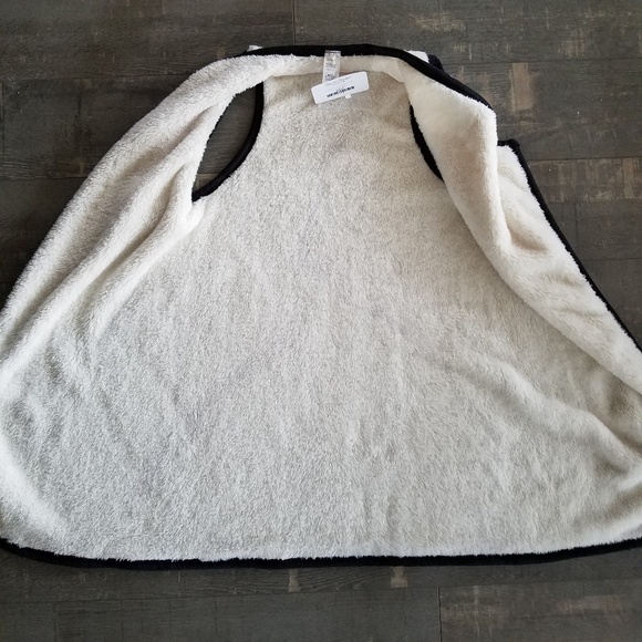 ☀️3/$25 Faux Fur Warm Ivory Black Vest Cardigan - Picture 4 of 6